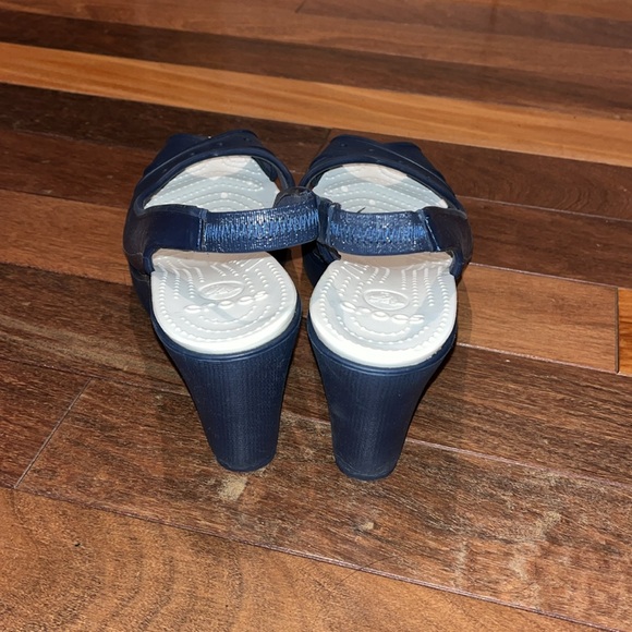Crocs Size 10 Navy Blue Wedge Sandals - Picture 3 of 5